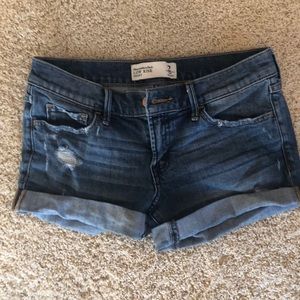 ABERCROMBIE LOW RISE SHORT SIZE 2